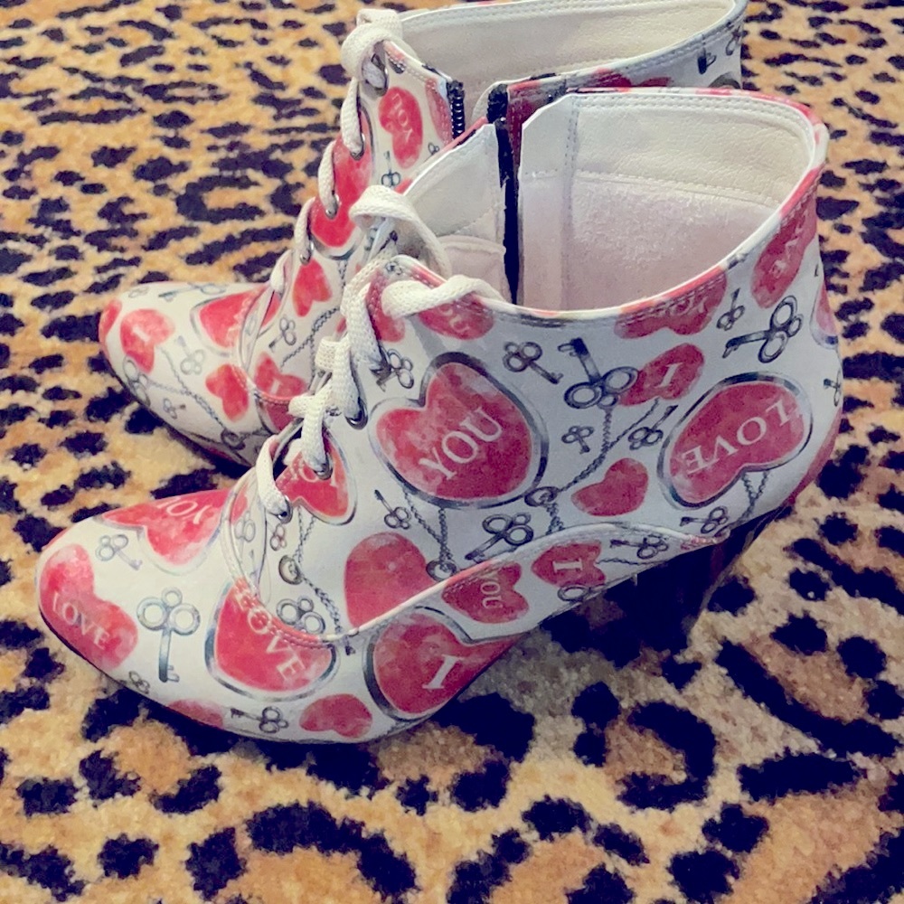 😍Lace up heart ankle booties😍